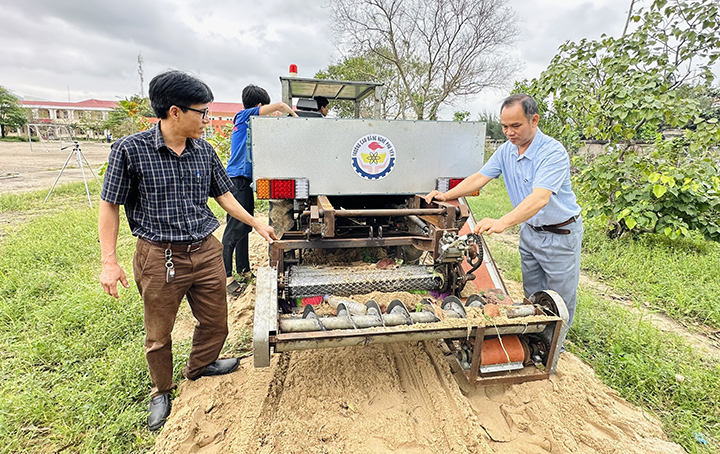 Chế tạo thành công xe cơ giới thu gom rác bãi biển